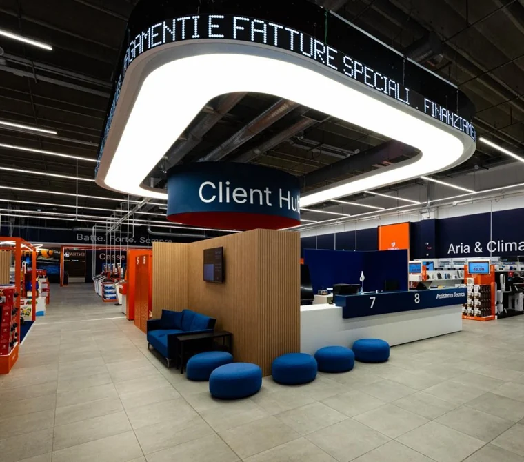 Il Client Hub del negozio Unieuro di Lissone, con sedute e postazioni di assistenza